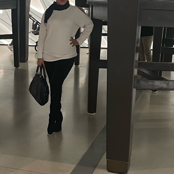 thick and nice cut Cold shoulder sweater - Picture 7 of 7